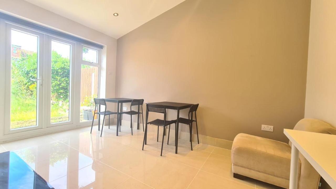 Cosy Room In East Ham London Exteriör bild